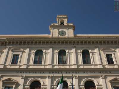 La scritta latina Vniversit� degli stvdi Aldo Moro campeggia sotto il secondo piano, a sua volta sormontato da una torretta che ospita un orologio da torre e delle piccole campane